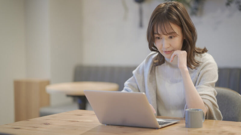 パソコンに向き合う女性イメージ